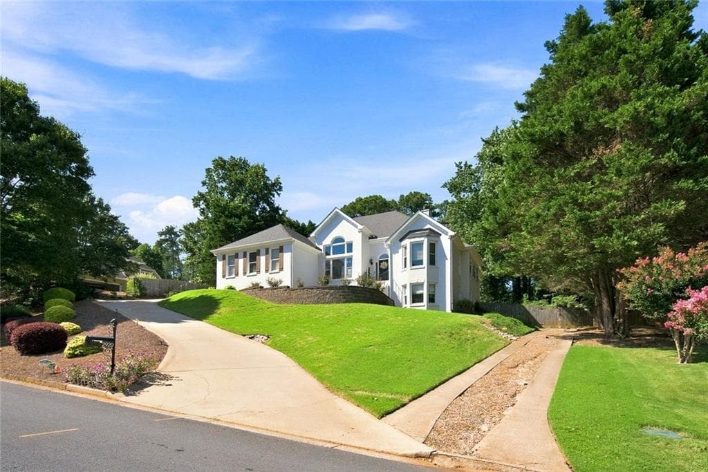 3 bedroom, 2 bathroom, 2,207 sq ft single family residence for sale at 2920 Hearthstone Drive, Cumming, GA 30041 — photo 2