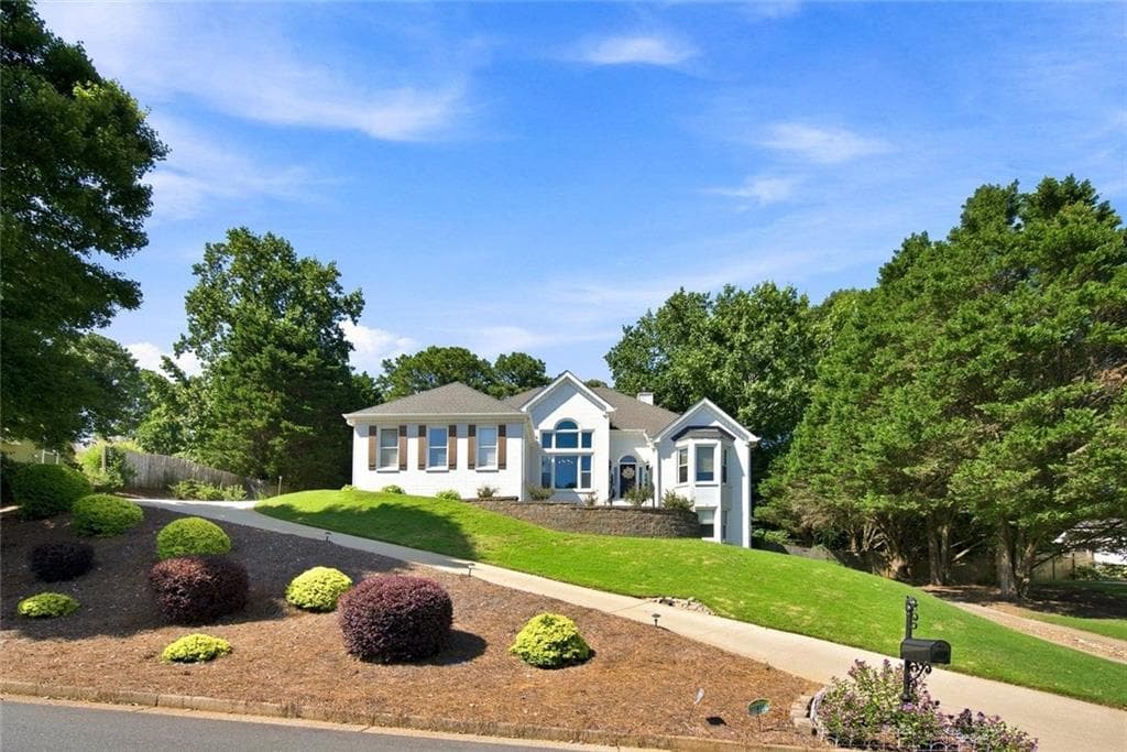 3 bedroom, 2 bathroom, 2,207 sq ft single family residence for sale at 2920 Hearthstone Drive, Cumming, GA 30041 — photo 3