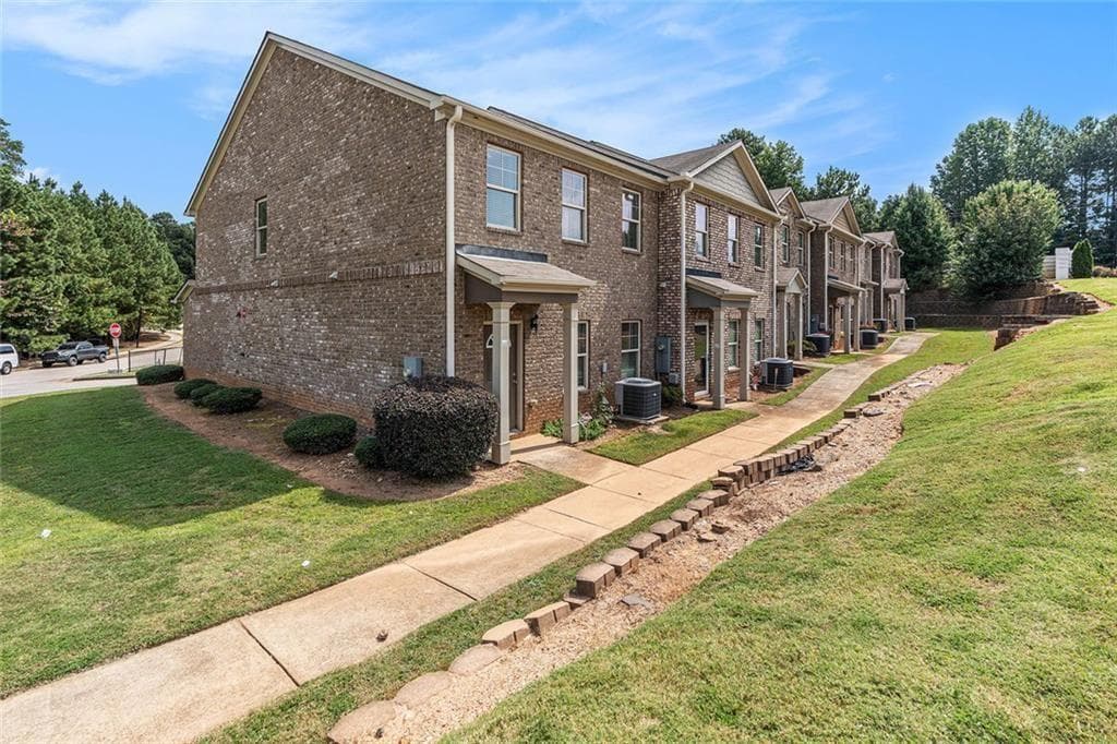 2 bedroom, 3 bathroom, 1,770 sq ft townhouse under contract at 7442 Pine Brook Road, Stockbridge, GA 30281 — photo 5