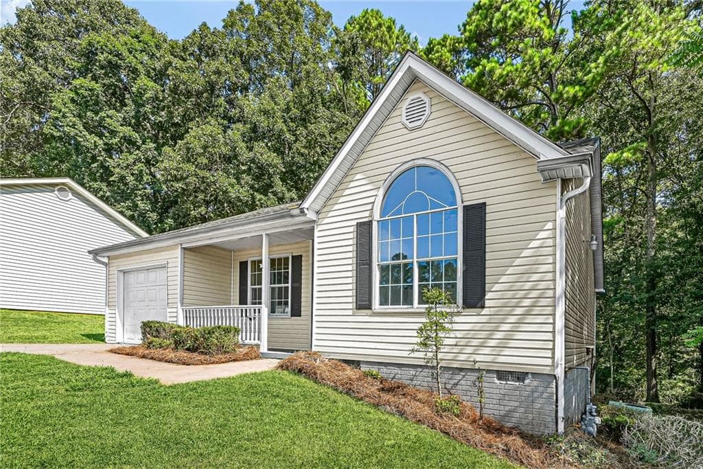 2 bedroom, 2 bathroom, 1,387 sq ft single family residence under contract at 235 Oak Circle, Stockbridge, GA 30281 — photo 2