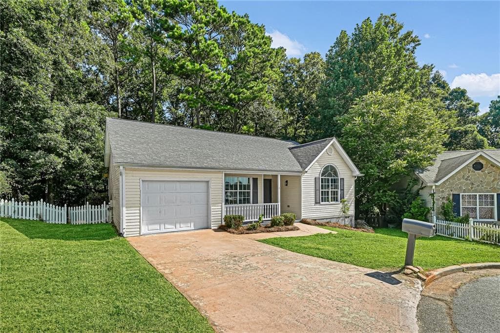 2 bedroom, 2 bathroom, 1,387 sq ft single family residence under contract at 235 Oak Circle, Stockbridge, GA 30281 — photo 3