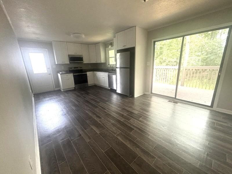3 bedroom, 2 bathroom, 1,540 sq ft single family residence for sale at 220 Hurst Point, Atlanta, GA 30349 — photo 4