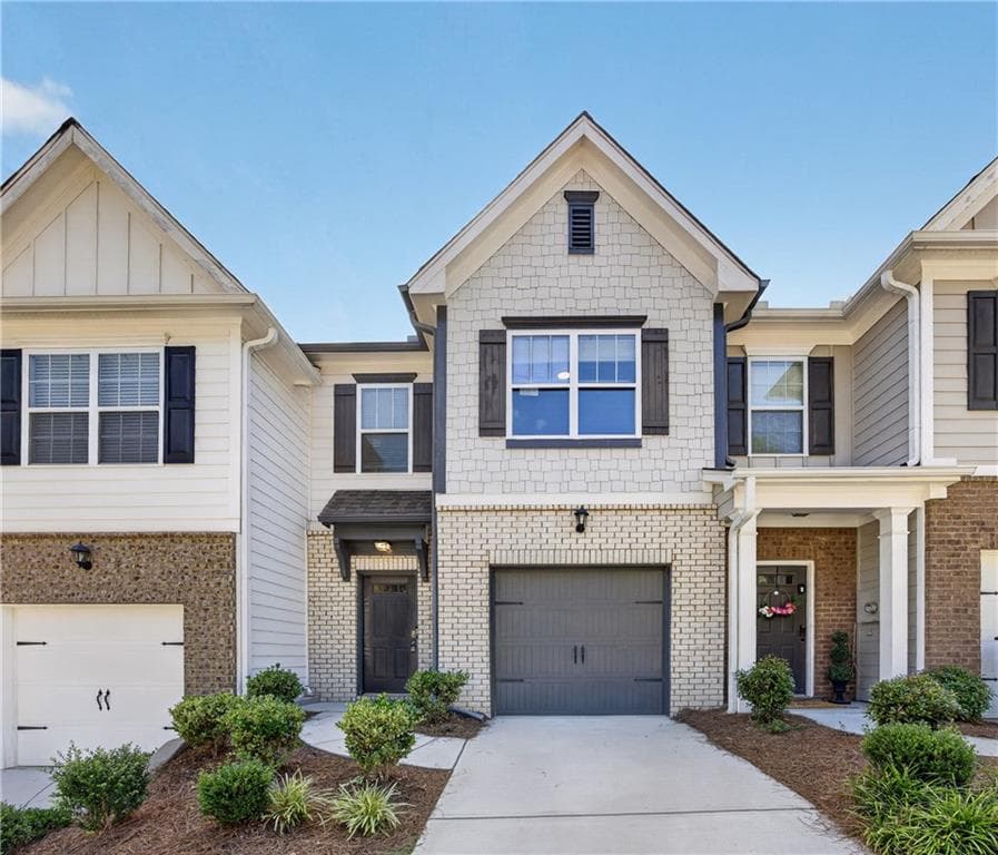 3 bedroom, 3 bathroom, 1,527 sq ft townhouse for sale at 124 Chastain Way, Newnan, GA 30263