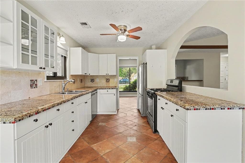 3 bedroom, 2 bathroom, 1,886 sq ft single family residence under contract at 10900 Spotted Pony Trail, Johns Creek, GA 30022 — photo 2