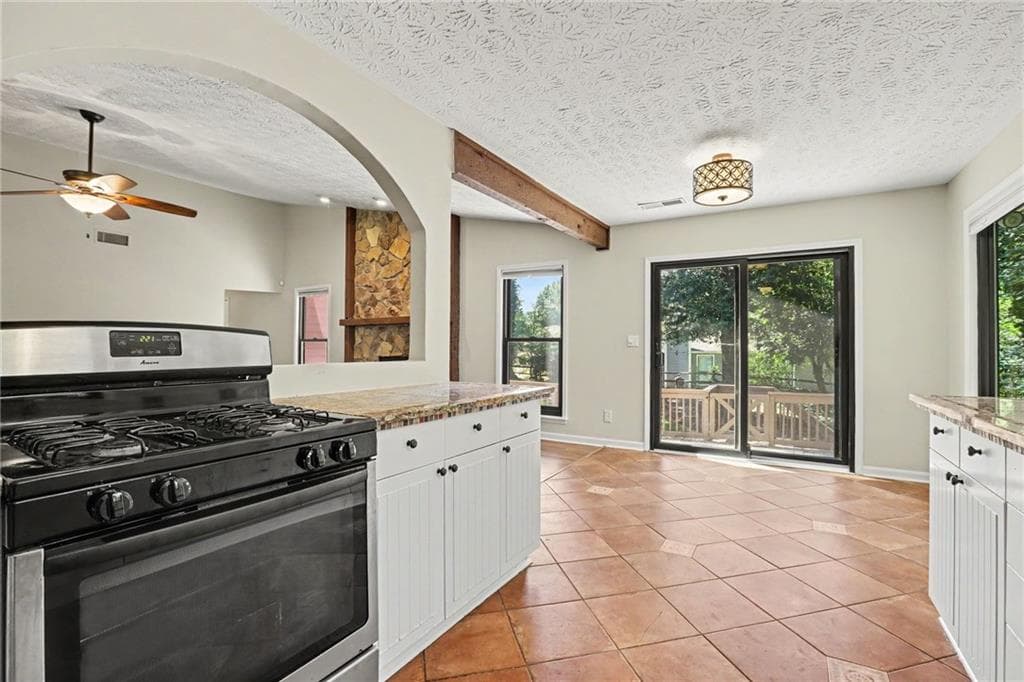 3 bedroom, 2 bathroom, 1,886 sq ft single family residence under contract at 10900 Spotted Pony Trail, Johns Creek, GA 30022 — photo 3