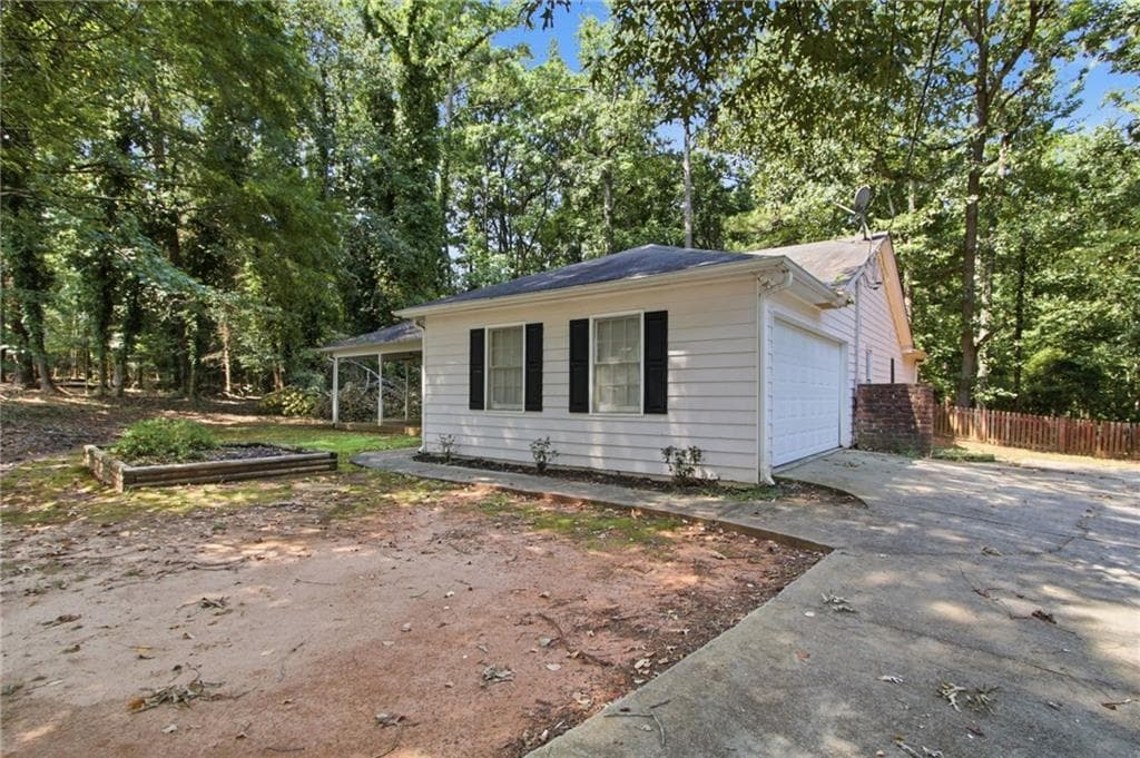 3 bedroom, 2 bathroom, 1,447 sq ft single family residence under contract at 1411 Windy Hill Court, Conyers, GA 30013 — photo 2