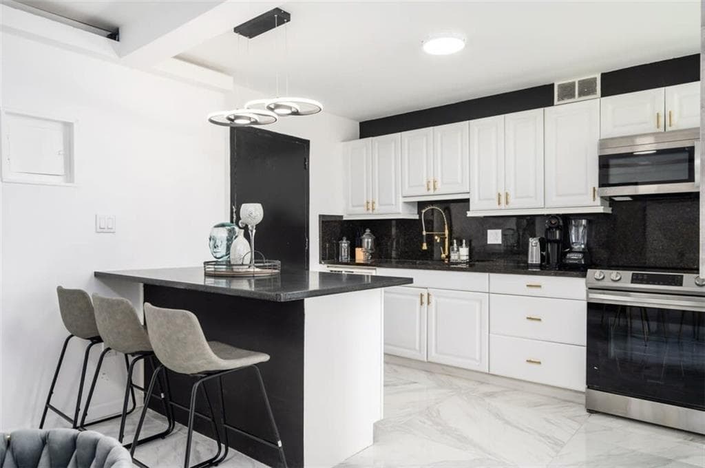 2 bedroom, 1 bathroom, 931 sq ft condominium for sale at 215 Piedmont Avenue 707, Atlanta, GA 30308 — photo 4
