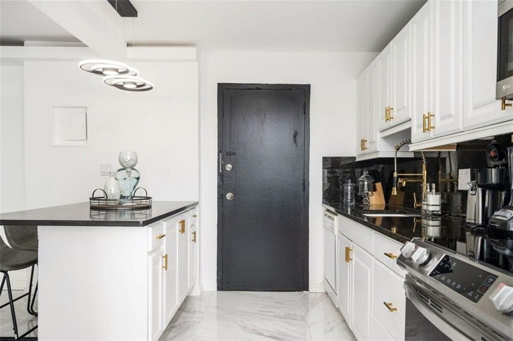 2 bedroom, 1 bathroom, 931 sq ft condominium for sale at 215 Piedmont Avenue 707, Atlanta, GA 30308 — photo 3