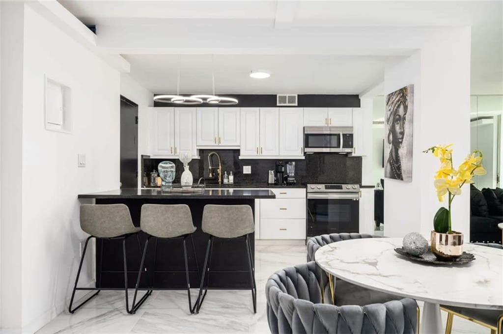 2 bedroom, 1 bathroom, 931 sq ft condominium for sale at 215 Piedmont Avenue 707, Atlanta, GA 30308 — photo 5
