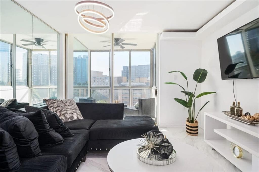2 bedroom, 1 bathroom, 931 sq ft condominium for sale at 215 Piedmont Avenue 707, Atlanta, GA 30308 — photo 2