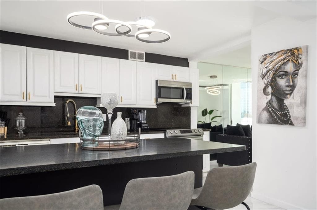 2 bedroom, 1 bathroom, 931 sq ft condominium for sale at 215 Piedmont Avenue 707, Atlanta, GA 30308 — photo 9