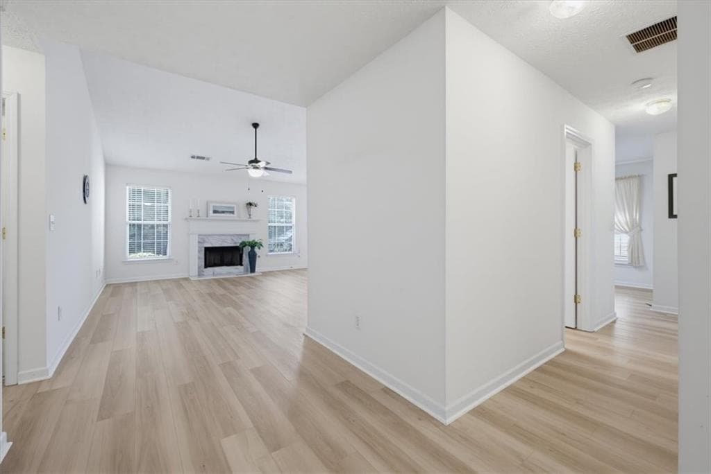 3 bedroom, 2 bathroom, 1,603 sq ft single family residence under contract at 6048 Hillvale Ct, Lithonia, GA 30058 — photo 8