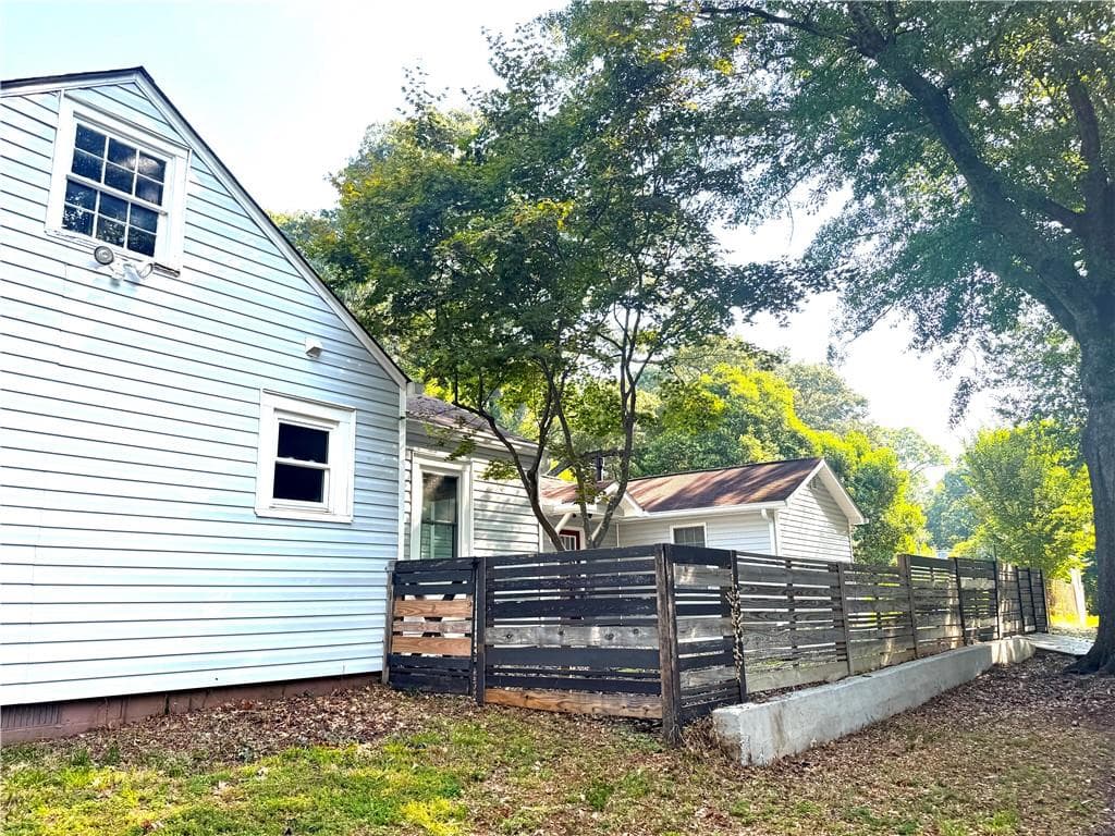 3 bedroom, 2 bathroom, 1,452 sq ft single family residence under contract at 562 Glenwood Place, Atlanta, GA 30316 — photo 3
