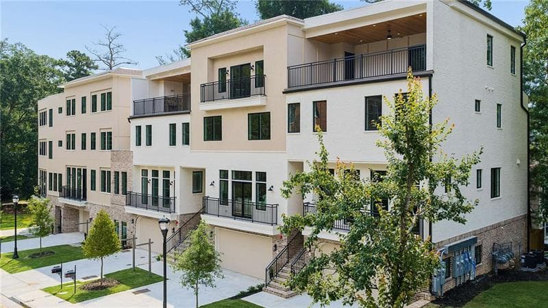 4 bedroom, 4 bathroom, 3,195 sq ft townhouse for sale at 3521 Kingsboro Road, Atlanta, GA 30326 — photo 2