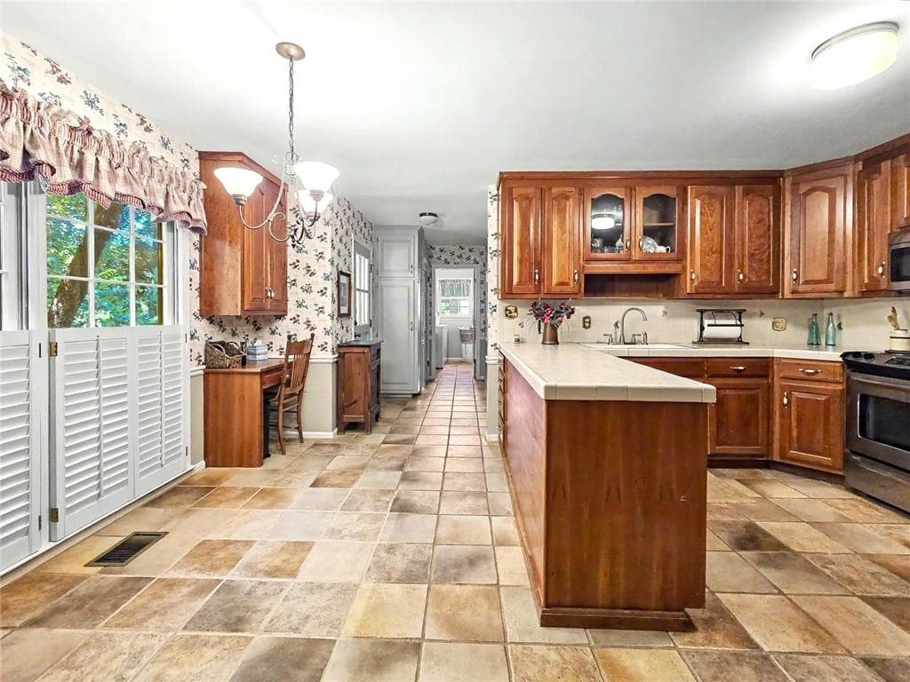 4 bedroom, 4 bathroom, 2,796 sq ft single family residence under contract at 3479 Castleridge Drive, Tucker, GA 30084 — photo 5
