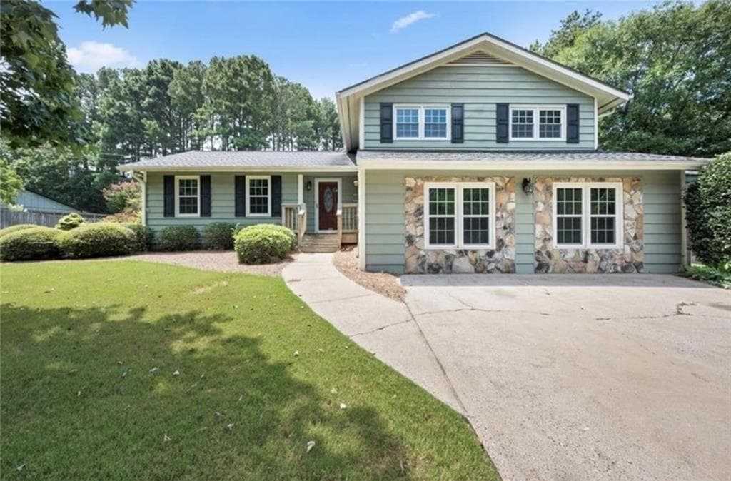 4 bedroom, 3 bathroom, 1,367 sq ft single family residence for sale at 392 Heritage Lane, Alpharetta, GA 30009 — photo 1 of 39