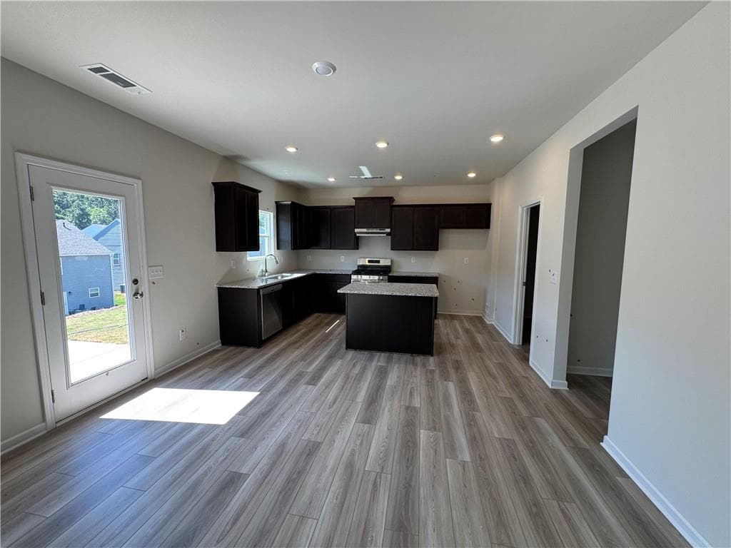 4 bedroom, 3 bathroom, 2,200 sq ft single family residence under contract at 829 Oakmont Trace, Canton, GA 30114 — photo 3