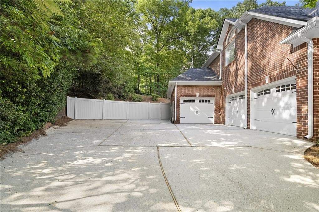 5 bedroom, 5 bathroom, 4,813 sq ft single family residence under contract at 1891 Cedar Cliff Drive, Smyrna, GA 30080 — photo 3