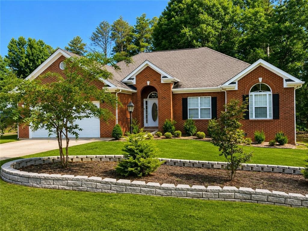 3 bedroom, 2 bathroom, 1,903 sq ft single family residence for sale at 136 Eagles Nest Circle, Carrollton, GA 30116 — photo 2
