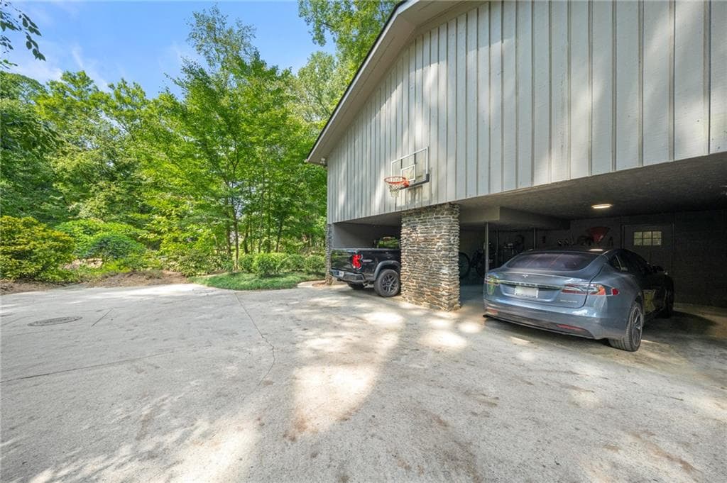 3 bedroom, 3 bathroom, 2,200 sq ft single family residence for sale at 460 Valley Green Drive, Atlanta, GA 30342 — photo 6