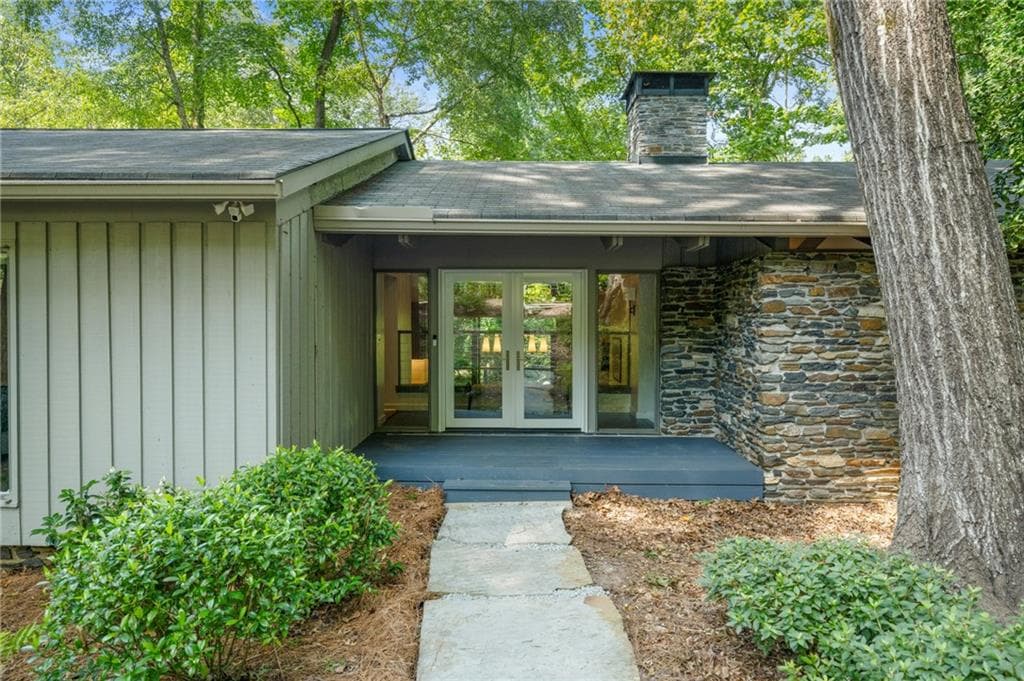 3 bedroom, 3 bathroom, 2,200 sq ft single family residence for sale at 460 Valley Green Drive, Atlanta, GA 30342 — photo 2