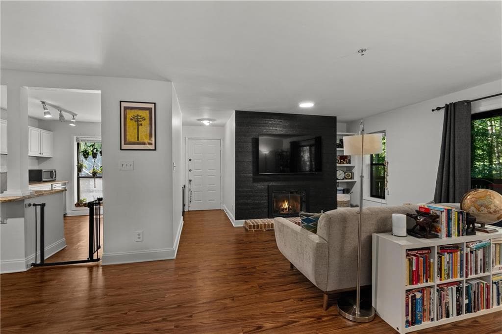 2 bedroom, 2 bathroom, 1,268 sq ft condominium under contract at 2403 Cumberland Court, Smyrna, GA 30080 — photo 5