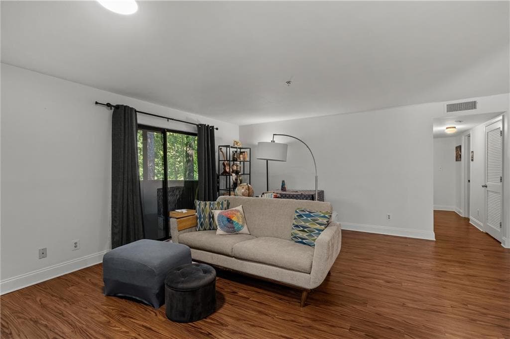 2 bedroom, 2 bathroom, 1,268 sq ft condominium under contract at 2403 Cumberland Court, Smyrna, GA 30080 — photo 7
