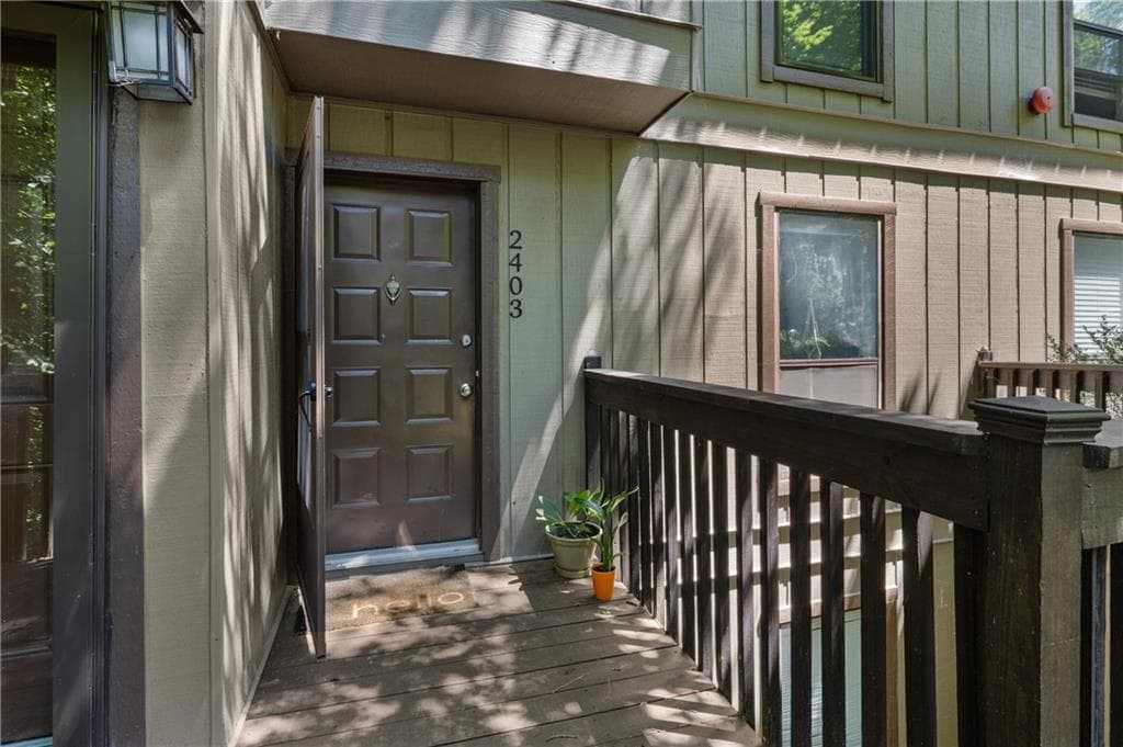 2 bedroom, 2 bathroom, 1,268 sq ft condominium under contract at 2403 Cumberland Court, Smyrna, GA 30080 — photo 2