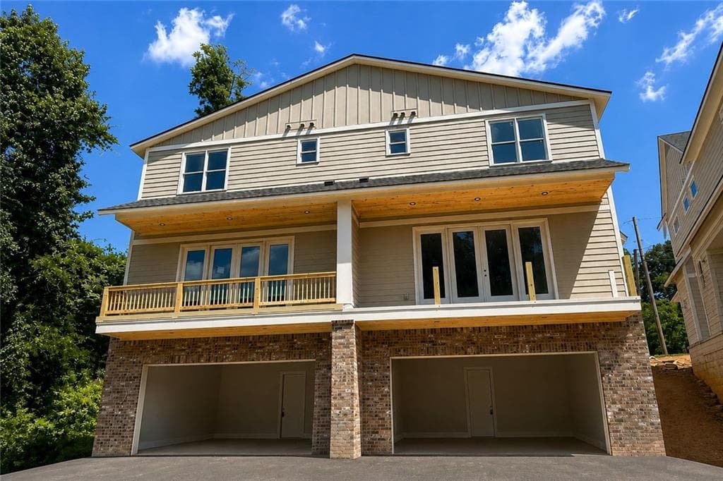 4 bedroom, 4 bathroom, 2,472 sq ft townhouse for sale at 1053 Riverside Drive, Gainesville, GA 30501 — photo 2