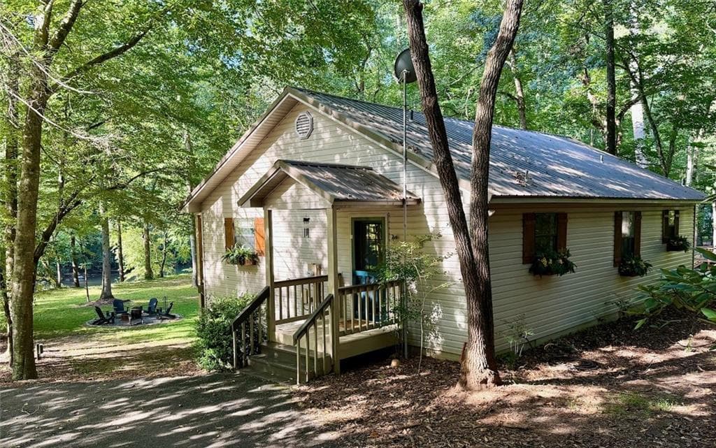 2 bedroom, 2 bathroom, 1,120 sq ft single family residence for sale at 22 Noel Lane, Ellijay, GA 30540 — photo 1 of 74