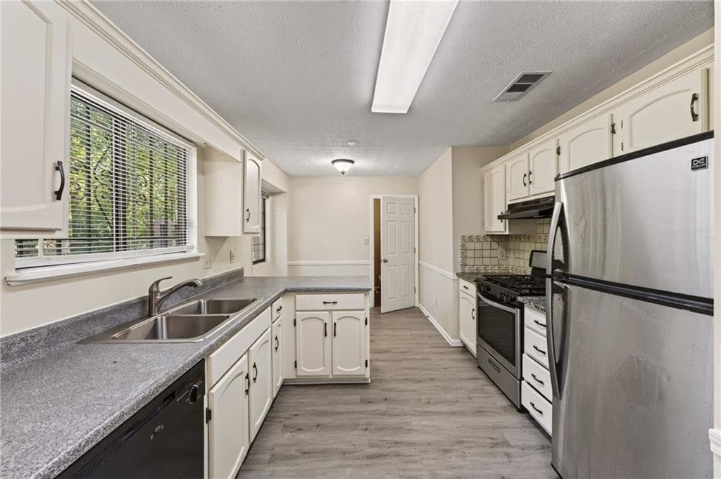 3 bedroom, 2 bathroom, 1,212 sq ft single family residence for sale at 5350 Greenhedge Trail, Stone Mountain, GA 30088 — photo 7