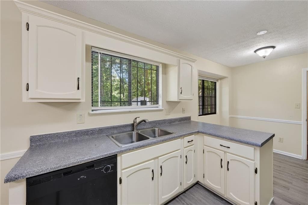 3 bedroom, 2 bathroom, 1,212 sq ft single family residence for sale at 5350 Greenhedge Trail, Stone Mountain, GA 30088 — photo 8