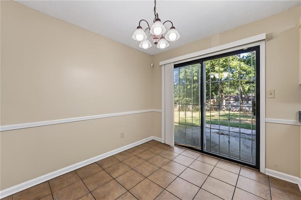 3 bedroom, 2 bathroom, 1,212 sq ft single family residence for sale at 5350 Greenhedge Trail, Stone Mountain, GA 30088 — photo 9