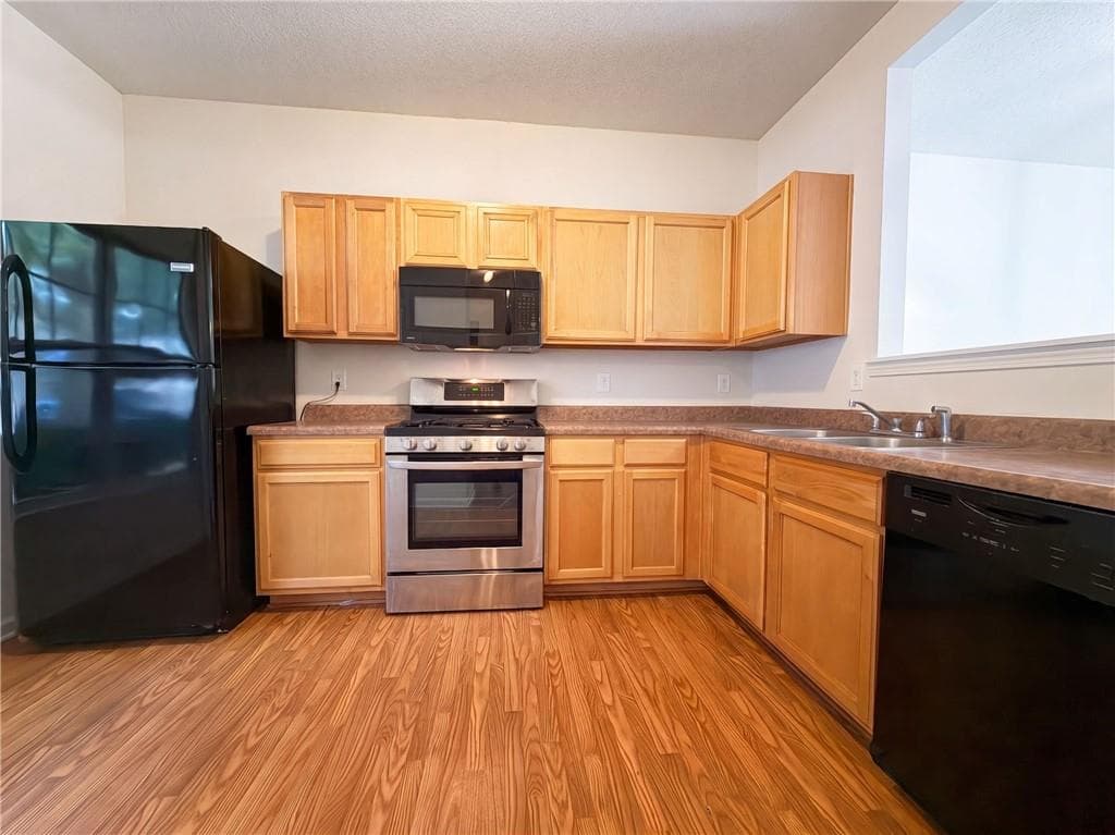 2 bedroom, 2 bathroom, 1,352 sq ft townhouse for sale at 1689 Broad River Road, Atlanta, GA 30349 — photo 2
