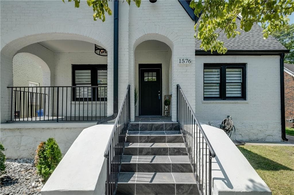 3 bedroom, 3 bathroom, 1,918 sq ft single family residence for sale at 1576 Beecher Street, Atlanta, GA 30310 — photo 2