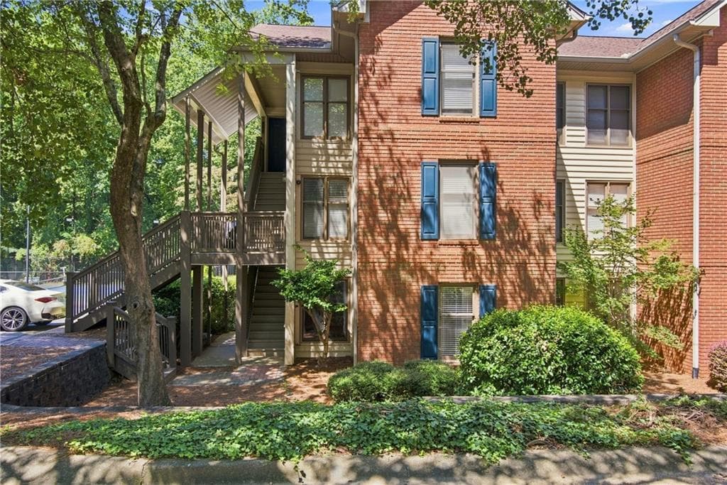 2 bedroom, 2 bathroom, 1,200 sq ft condominium for sale at 1101 Garden Court, Sandy Springs, GA 30328 — photo 1 of 28