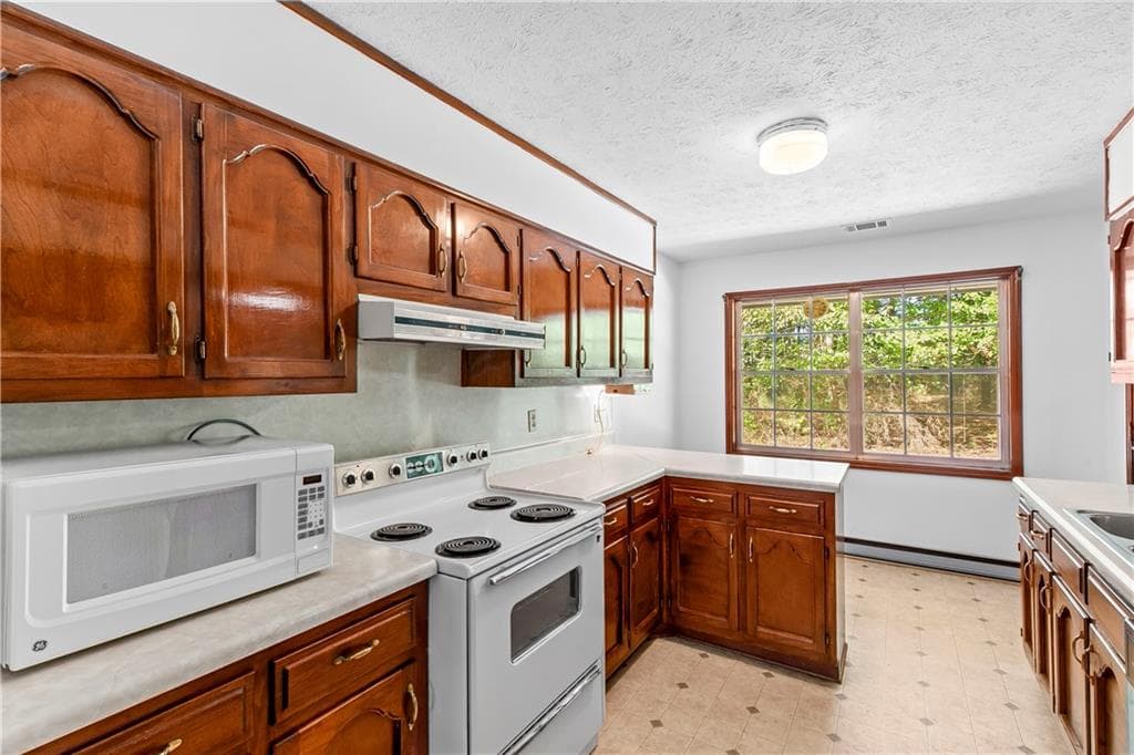 3 bedroom, 2 bathroom, 1,372 sq ft single family residence for sale at 8375 Cedar Grove Road, Fairburn, GA 30213 — photo 4