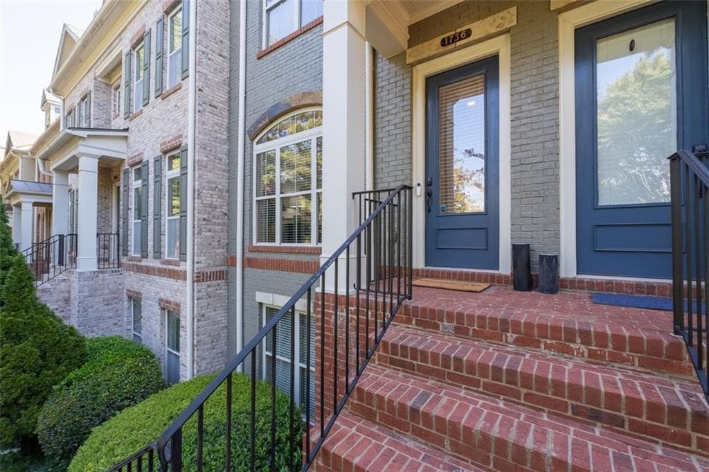 3 bedroom, 4 bathroom, 2,080 sq ft townhouse for sale at 1736 Breyerton Drive, Atlanta, GA 30329 — photo 2