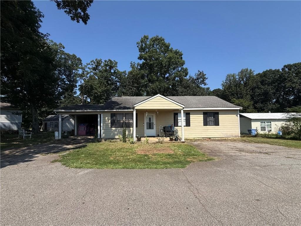 3 bedroom, 1 bathroom, 1,154 sq ft single family residence for sale at 105 Bennett Drive, Gainesville, GA 30501 — photo 1 of 18