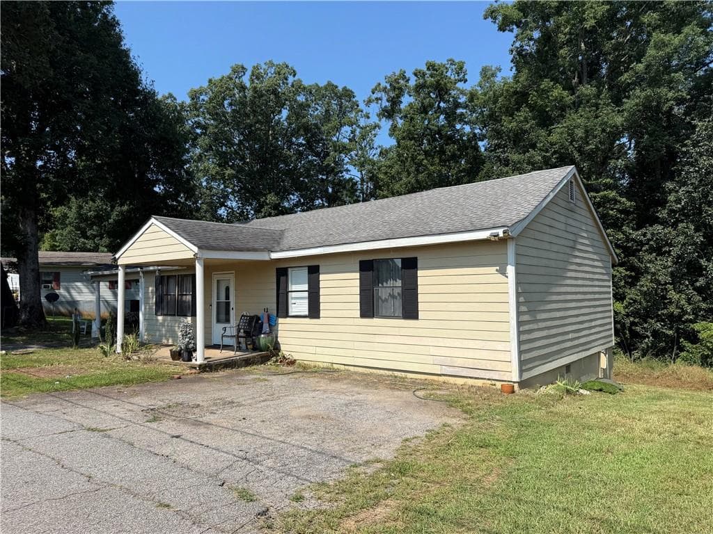 3 bedroom, 1 bathroom, 1,154 sq ft single family residence for sale at 105 Bennett Drive, Gainesville, GA 30501 — photo 3