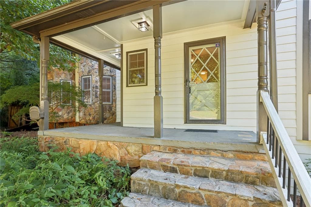 4 bedroom, 3 bathroom, 2,964 sq ft single family residence under contract at 1104 Staples Drive, Lilburn, GA 30047 — photo 4