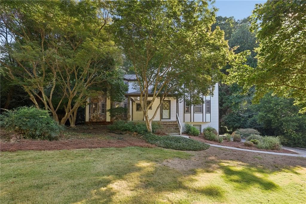 4 bedroom, 3 bathroom, 2,964 sq ft single family residence under contract at 1104 Staples Drive, Lilburn, GA 30047 — photo 2
