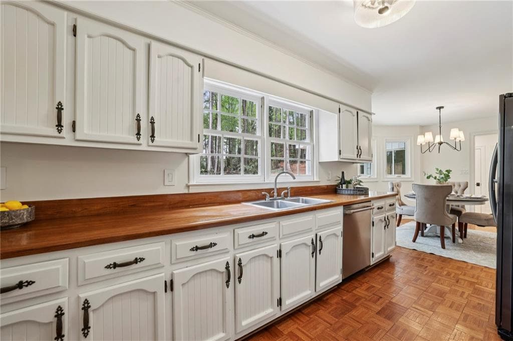 4 bedroom, 3 bathroom, 4,458 sq ft single family residence for sale at 8025 River Circle, Sandy Springs, GA 30350 — photo 7