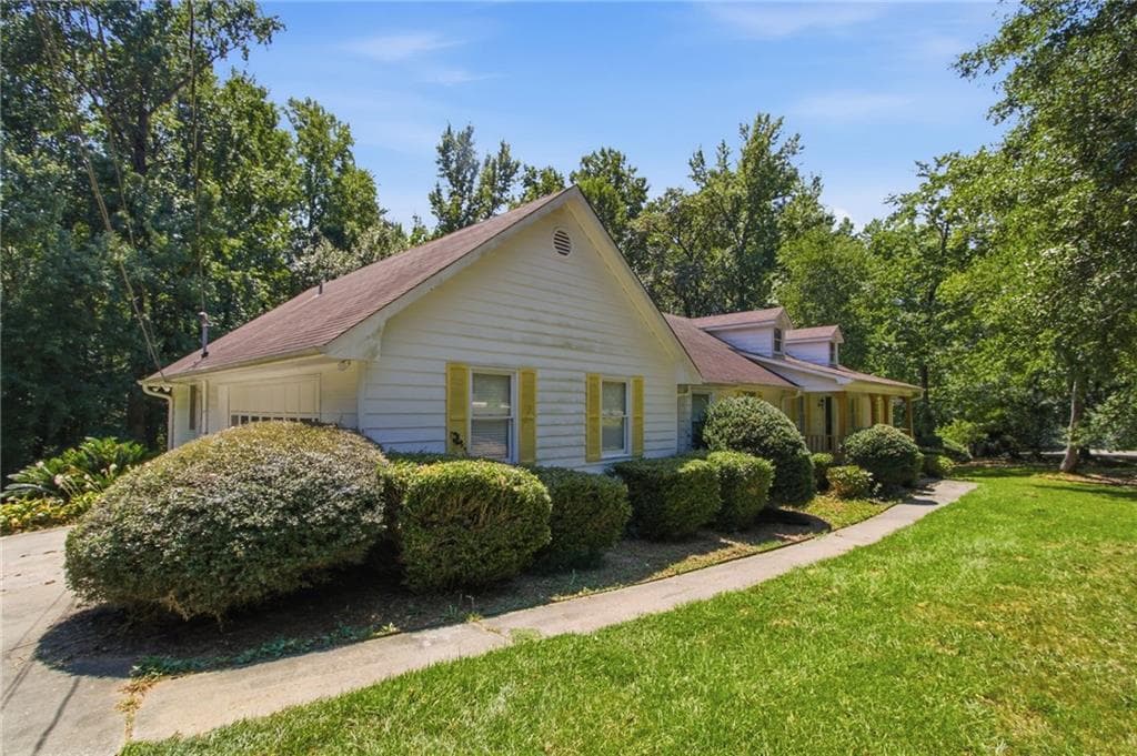 3 bedroom, 3 bathroom, 2,402 sq ft single family residence for sale at 226 David Larsen Drive, Stockbridge, GA 30281 — photo 2