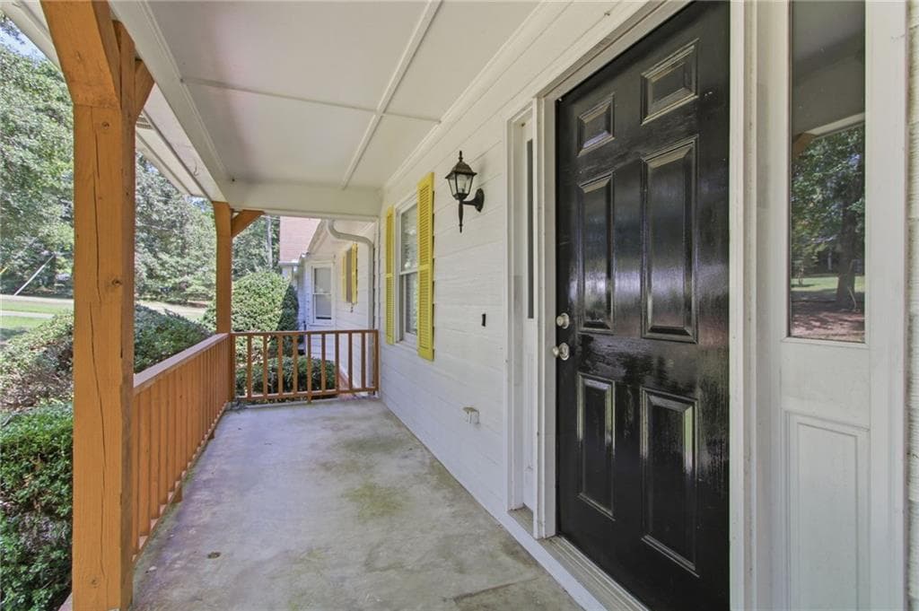 3 bedroom, 3 bathroom, 2,402 sq ft single family residence for sale at 226 David Larsen Drive, Stockbridge, GA 30281 — photo 3