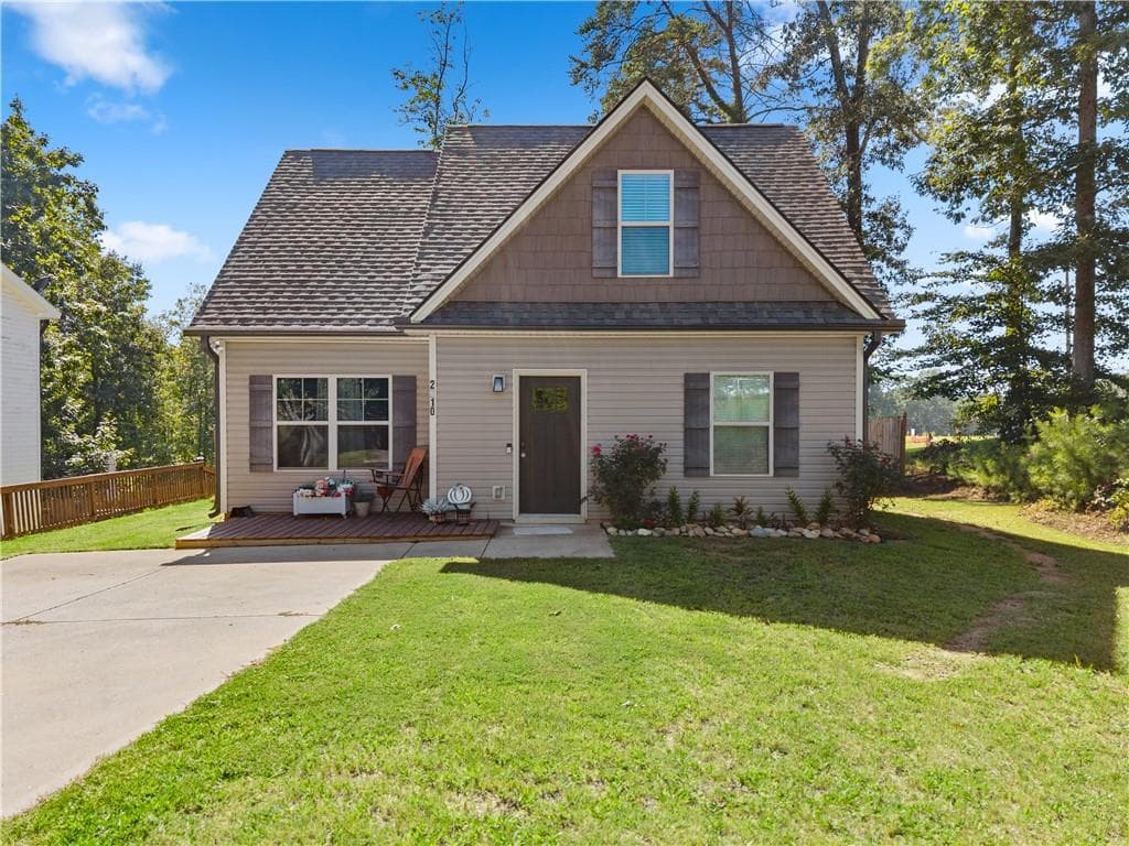 3 bedroom, 3 bathroom, 1,364 sq ft single family residence for sale at 2310 Belaire Drive, Cumming, GA 30041 — photo 1 of 42