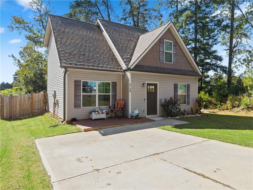 3 bedroom, 3 bathroom, 1,364 sq ft single family residence for sale at 2310 Belaire Drive, Cumming, GA 30041 — photo 3