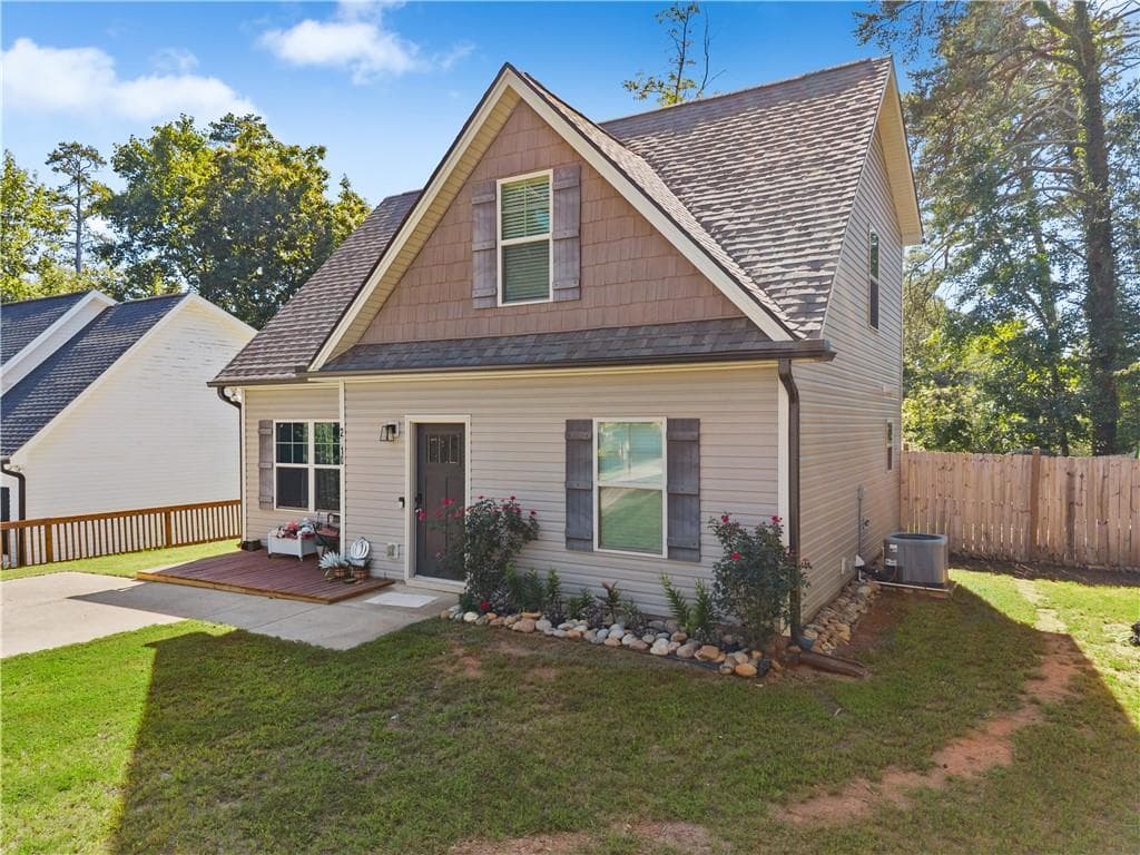 3 bedroom, 3 bathroom, 1,364 sq ft single family residence for sale at 2310 Belaire Drive, Cumming, GA 30041 — photo 5