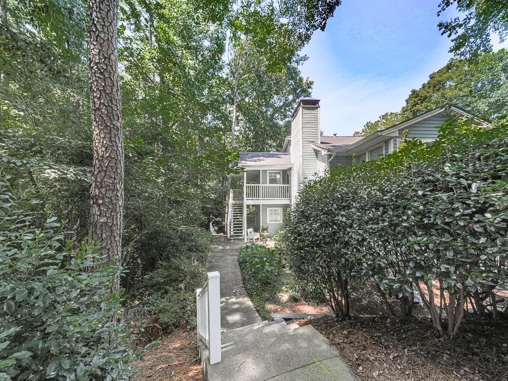 2 bedroom, 2 bathroom, 1,166 sq ft condominium under contract at 1634 Roanoke Place 7, Marietta, GA 30067 — photo 3