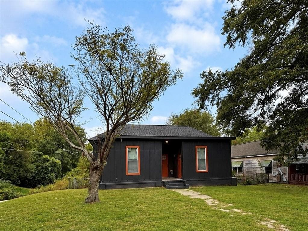 3 bedroom, 2 bathroom, 1,171 sq ft single family residence for sale at 808 Center Street, Macon, GA 31217